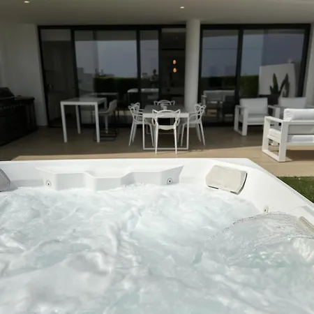 Apartment Luxurious Flat With Garden, Private Jacuzzi, Bbq *